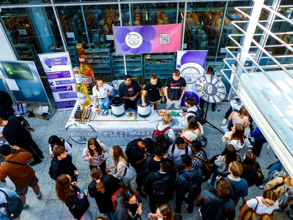 Das Team von Students' Life e.V. an einem Infostand in Ingolstadt